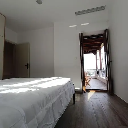 Anamesa 1 * Poúlithra