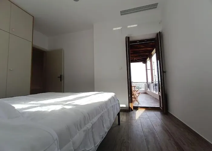 Anamesa 1 * Poúlithra